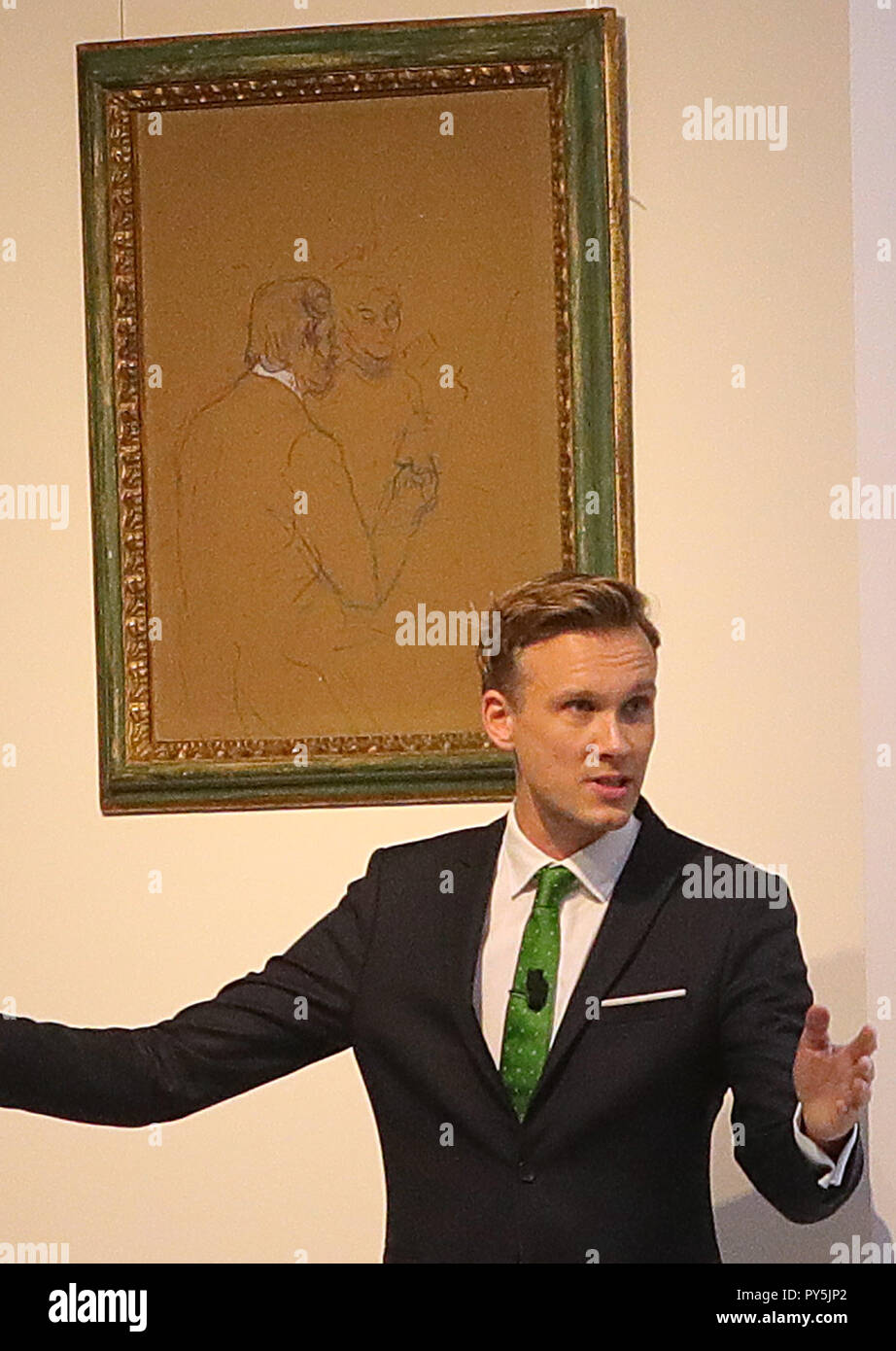 Berlin, Germany. 25th Oct, 2018. Stefan Körner, auctioneer, accepts offers at the auction of the collection of the art dealer Bernd Schultz in the auction house Grisebach. Behind the auctioneer hangs an oil painting by Henri de Toulouse-Lautrec from 1897 entitled 'Snobisme ou Chez Larue'. The entire proceeds will be donated to the planned Exilmuseum in Berlin. (to dpa 'Kunsthändler verkauft Privatsammlung für Exilmuseum' of 25.10.2018) Credit: Wolfgang Kumm/dpa/Alamy Live News Stock Photo