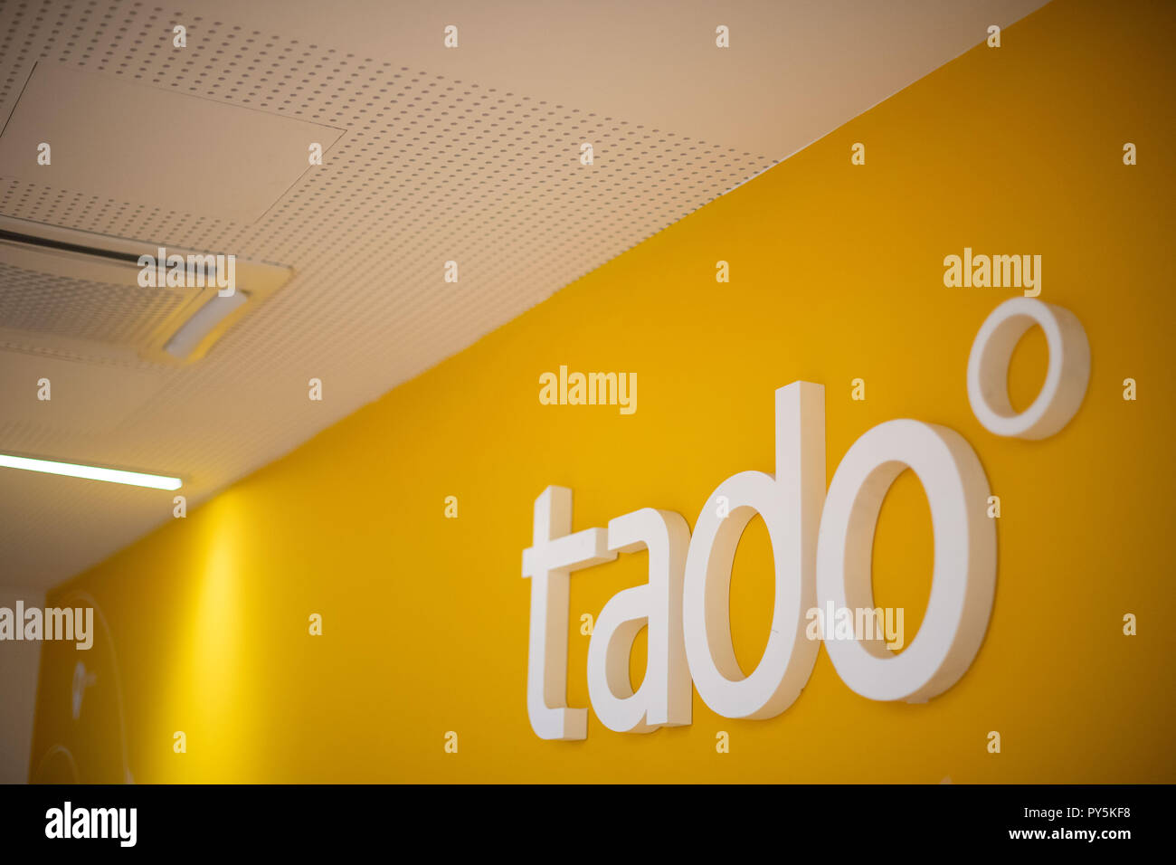 25 October 2018, Bavaria, München: The logo of the heating network Startup Tado can be seen in the headquarters. The Munich company Tado, which makes heating and air-conditioning systems controllable via smartphone, has received 50 million dollars (43 million euros) in a new financing round. Photo: Lino Mirgeler/dpa Stock Photo