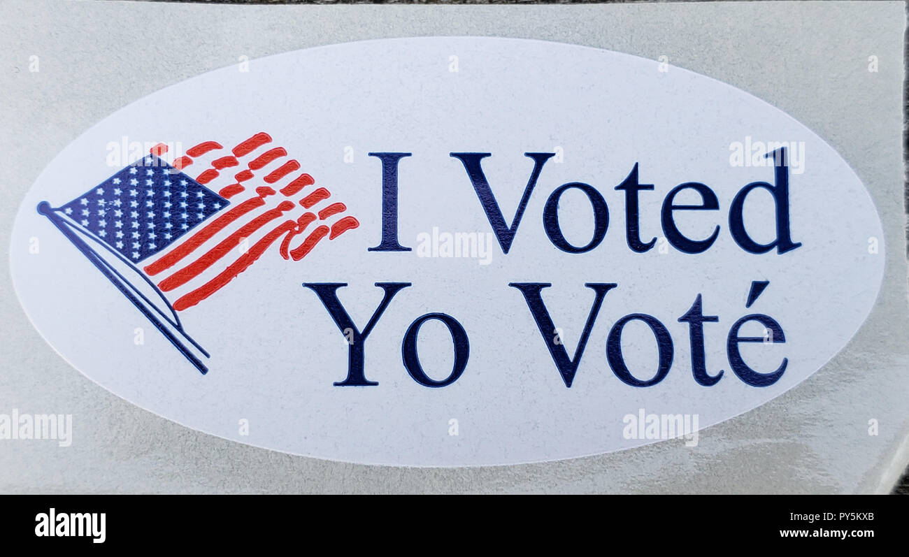 Bethesda, Maryland, USA. October 25 ,2018: A sticker is given out to voters after they complete the voting process. Early voting for the midterm elections takes place throughout the State of Maryland.  Voters line up to cast their ballots at a local recreation center.  Patsy Lynch/Alamy Credit: Patsy Lynch/Alamy Live News Stock Photo