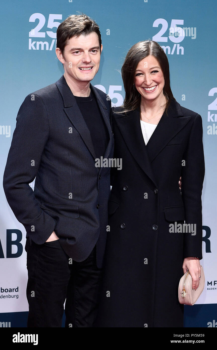 Berlin, Germany. 25th Oct, 2018. Sam Riley (l), actor, and his wife Alexandra Maria Lara, actress, come to the premiere of the movie '25Km/h' over the red carpet. Credit: Gregor Fischer/dpa/Alamy Live News Stock Photo