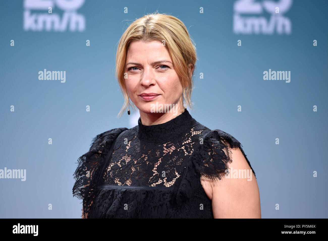 Berlin, Germany. 25th Oct, 2018. The actress Jördis Triebel comes to the premiere of the film '25Km/h' over the red carpet. Credit: Gregor Fischer/dpa/Alamy Live News Stock Photo