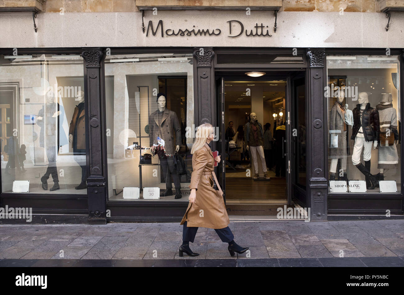 Salamanca, Spain. 24th Oct, 2018. A pedestrian seen walking past a Spanish  clothing manufacturing and brand Massimo Dutti in Salamanca. Credit: Miguel  Candela/SOPA Images/ZUMA Wire/Alamy Live News Stock Photo - Alamy