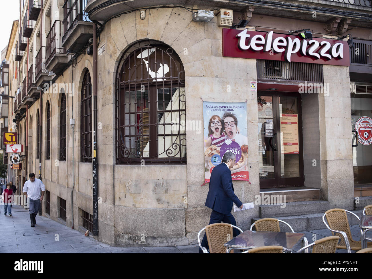Salamanca, Spain. 24th Oct, 2018. A pedestrian seen walking past a Spanish fast-food restaurant branch of Telepizza in Salamanca. Credit: Miguel Candela/SOPA Images/ZUMA Wire/Alamy Live News Stock Photo