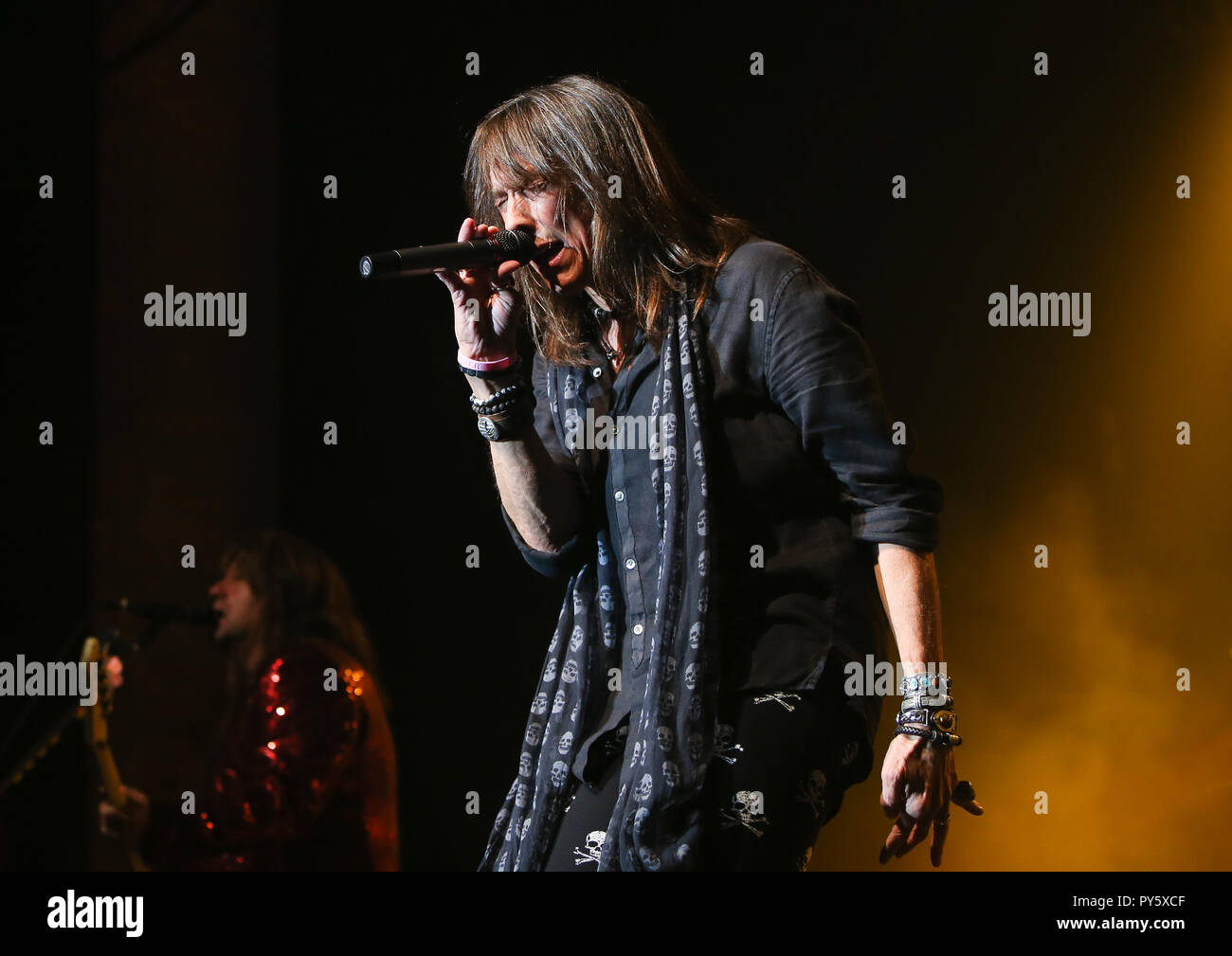 Huntington, New York, USA. 25th October, 2018. Jeff Keith of Tesla performs onstage at the Paramount on October 25, 2018 in Huntington, New York. Credit: AKPhoto/Alamy Live News Stock Photo