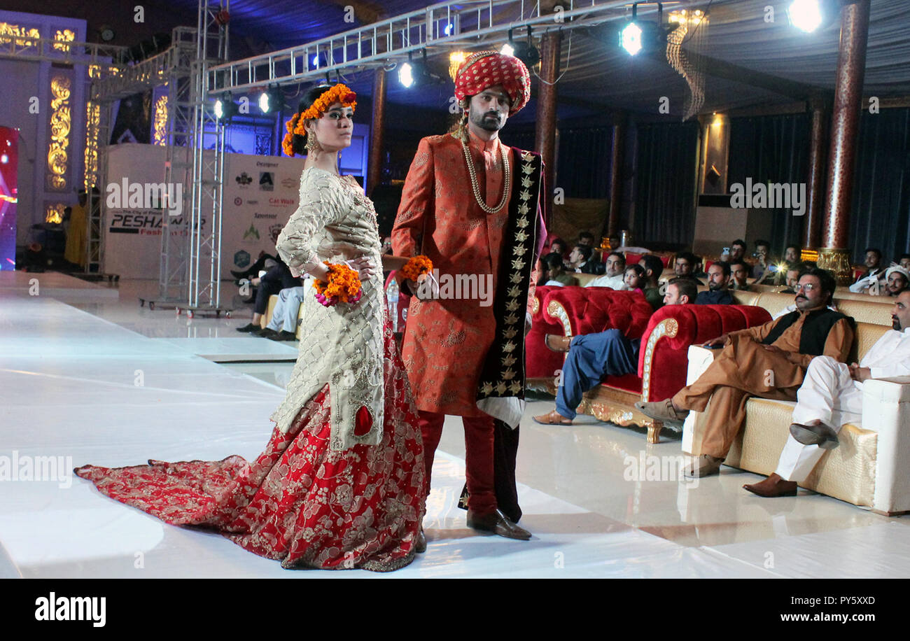 Peshawar. 25th Oct, 2018. Models present creations by Pakistani designer Mansoor Rajpoot during Pak-Afghan fashion show in northwest Pakistan's Peshawar on Oct. 25, 2018. Credit: Saeed Ahmad/Xinhua/Alamy Live News Stock Photo