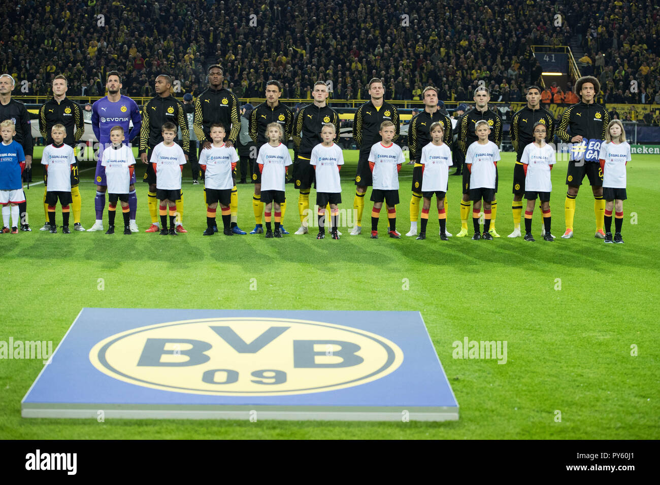 Dortmund, Deutschland. 25th Oct, 2018. The Dortmund players stand in a row  for the presentation, presentation, lineup, before the start of the match,  ceremony, line up, full figure, horizontal format, football Champions