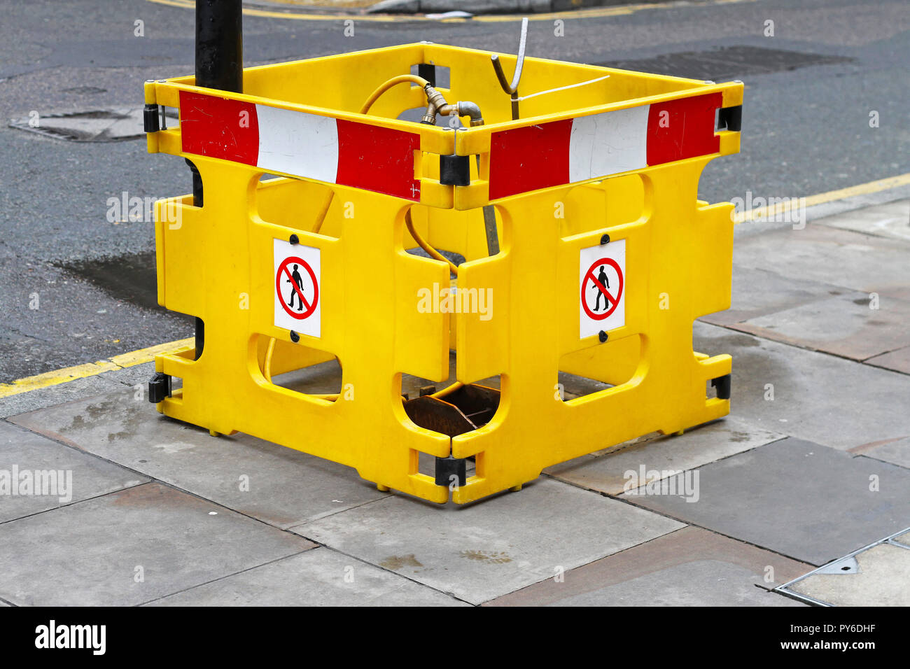 Yellow safety fence for gas maintenance works Stock Photo Alamy