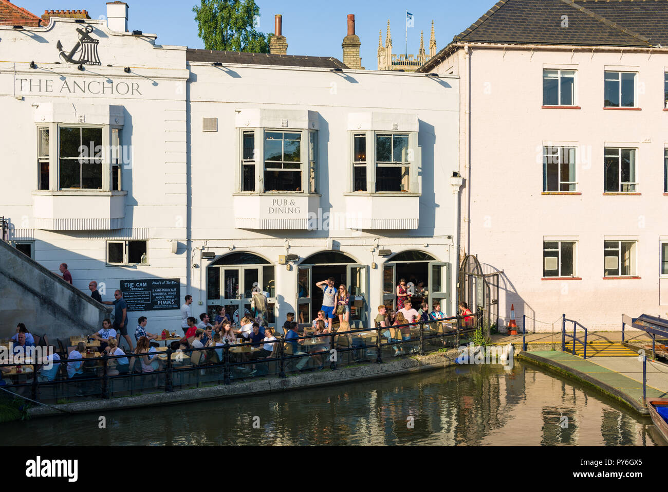 People sat outside the Anchor pub by the river Cam on a hot sunny Summer afternoon, Cambridge, UK Stock Photo