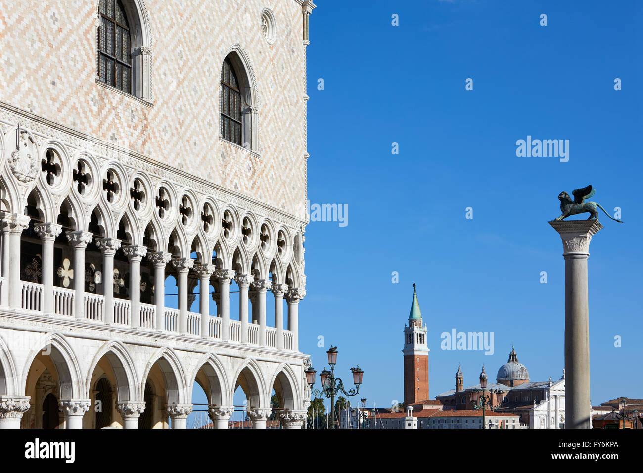 Venice doge palace column hi-res stock photography and images - Alamy