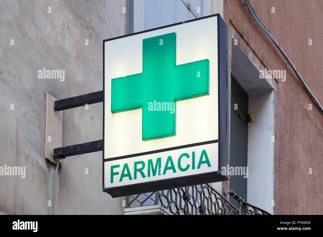 Farmacia sign hi-res stock photography and images - Alamy