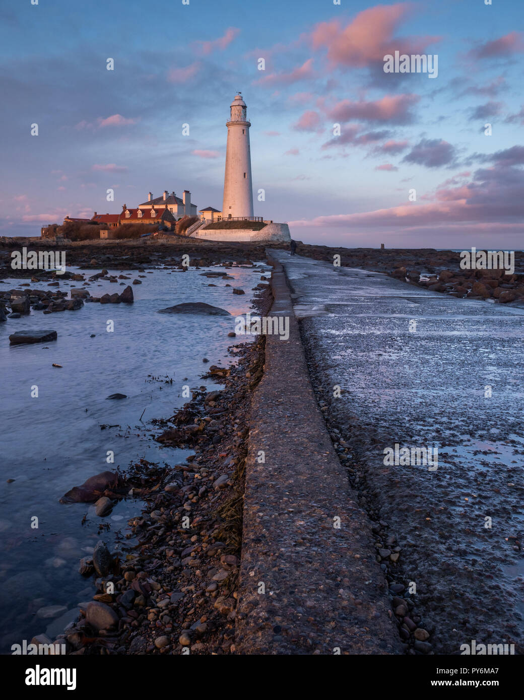 St. Mary's Lighthouse just north of Whitley Bay on the Northumbrian coast. The small rocky tidal island is linked to the mainland by a short concrete Stock Photo