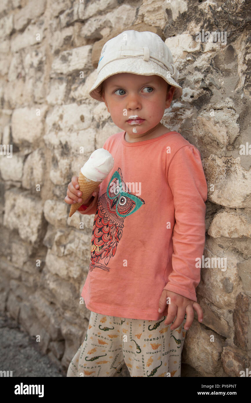 Licking ice cream lick hires stock photography and images Alamy
