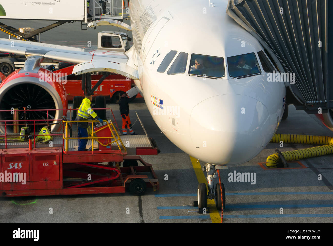 Ground Handling Hi Res Stock Photography And Images Alamy