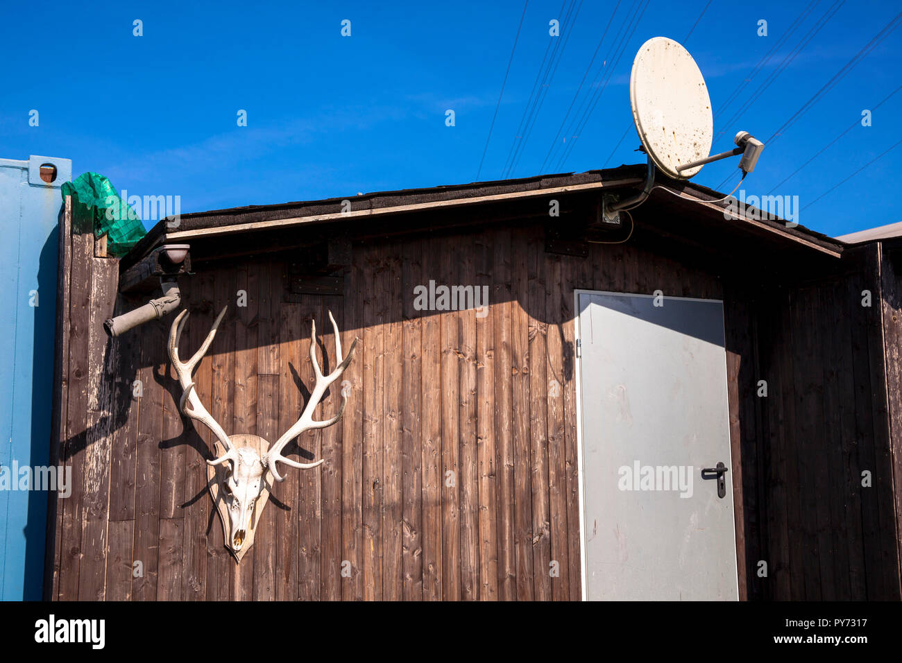 cabin on a campground on lake Harkort in Hagen-Vorhalle, antler and satellite dish, Hagen, Germany.  Huette auf einem Campingplatz am Harkortsee in Ha Stock Photo