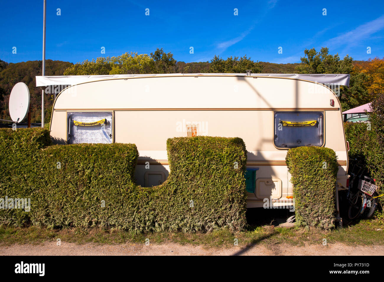 campground on lake Harkort in Hagen-Vorhalle, caravan behind a hedge,  Hagen, Germany. Campingplatz am Harkortsee in Hagen-Vorhalle, Wohnwagen  hinter Stock Photo - Alamy