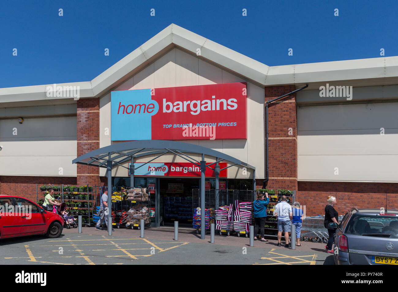 Warrington branch of Home Bargains on the Riverside Retail Park Stock Photo