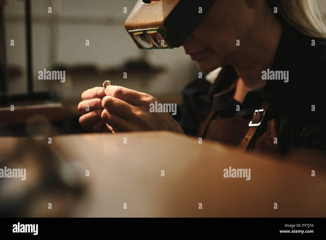 Diamond magnifying glass hires stock photography and images Alamy