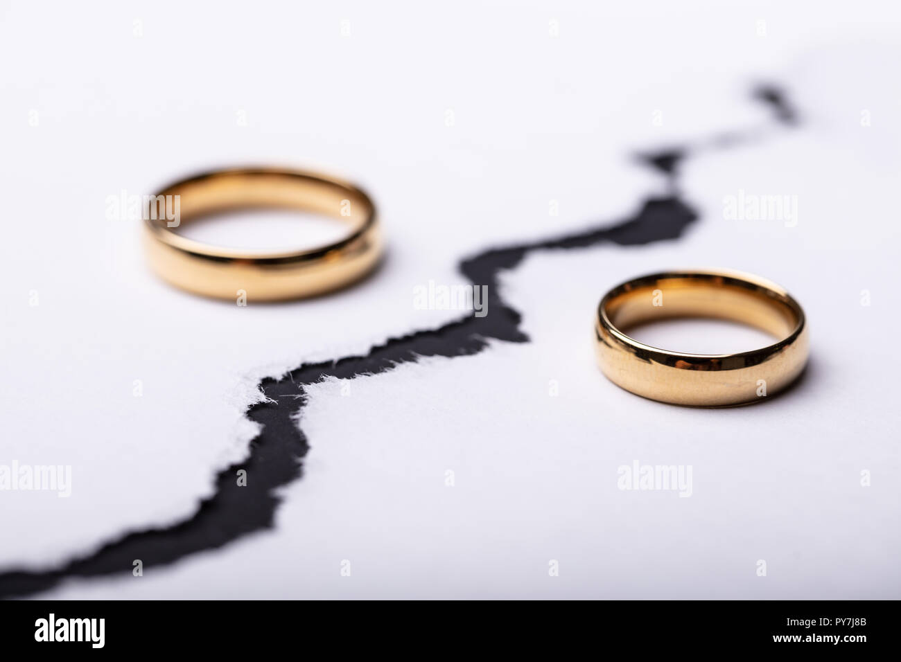 Broken wedding ring hires stock photography and images Alamy