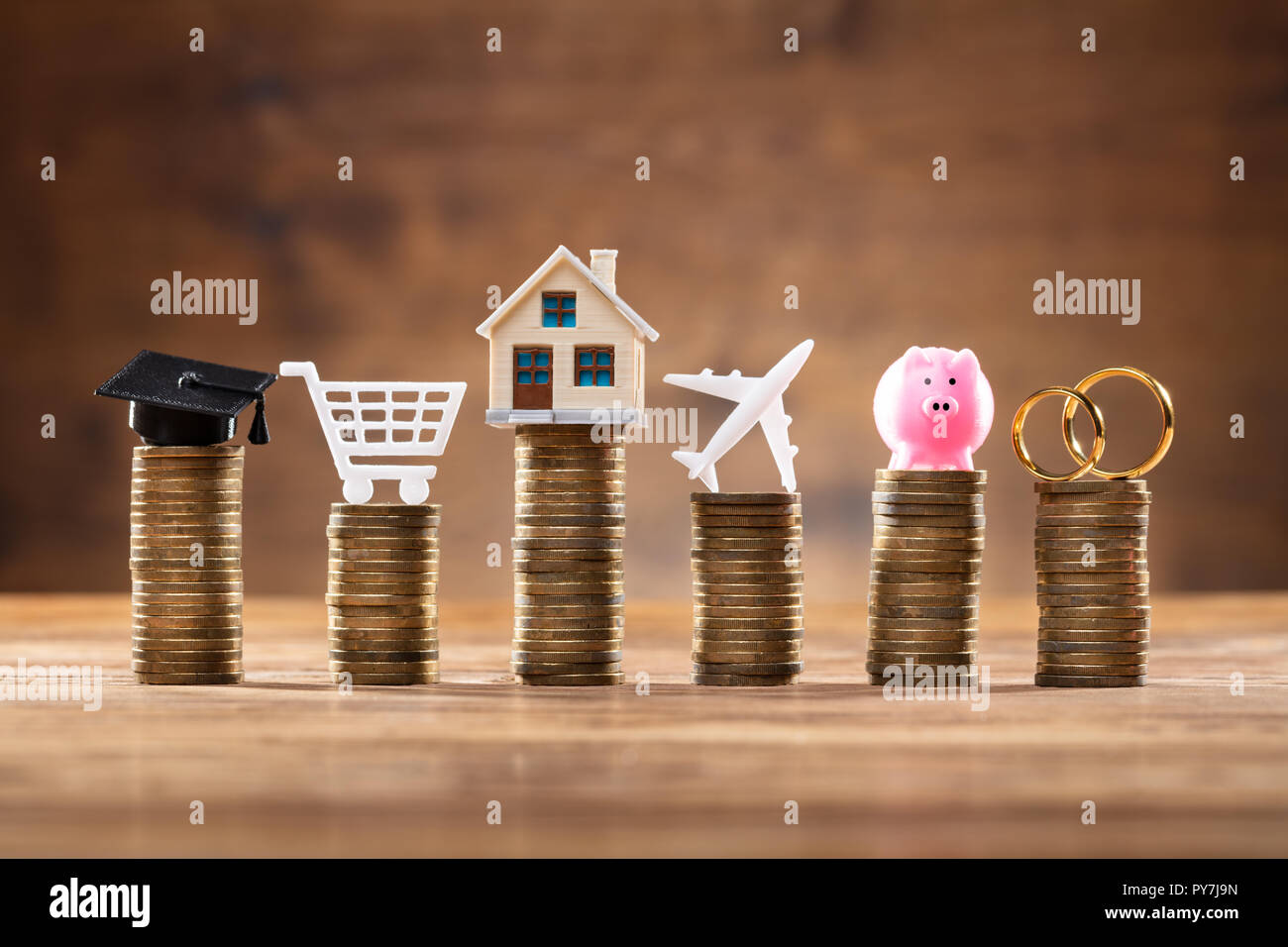 Money airplane coins icon hi-res stock photography and images - Alamy