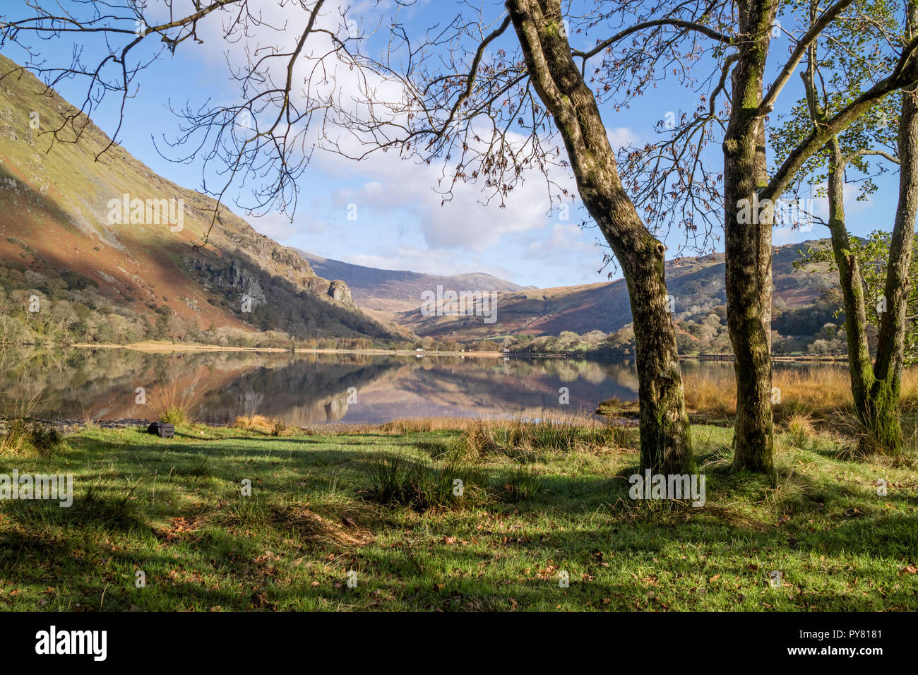 Autumn reflections on Llyn Gwynant in the Nant Gwynant Valley, Snowdonia National Park, North Wales, UK Stock Photo