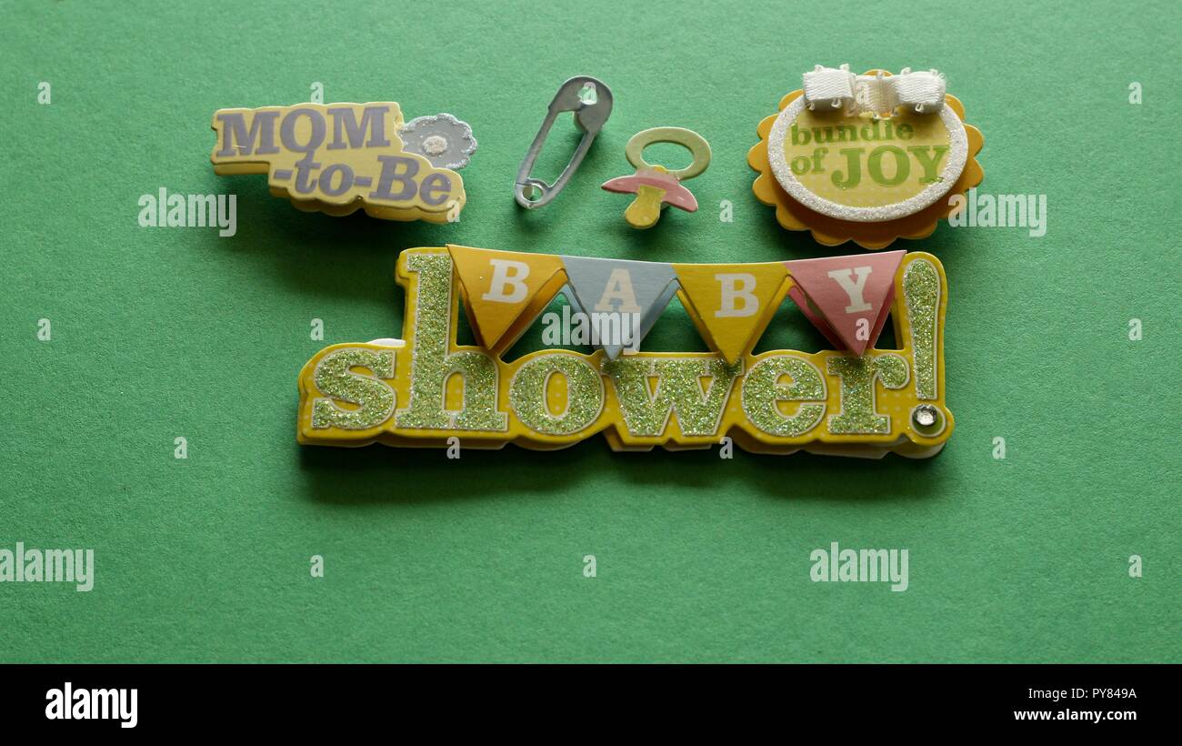 baby shower banner with mom to be and bundle of joy written on buttons on a green background Stock Photo