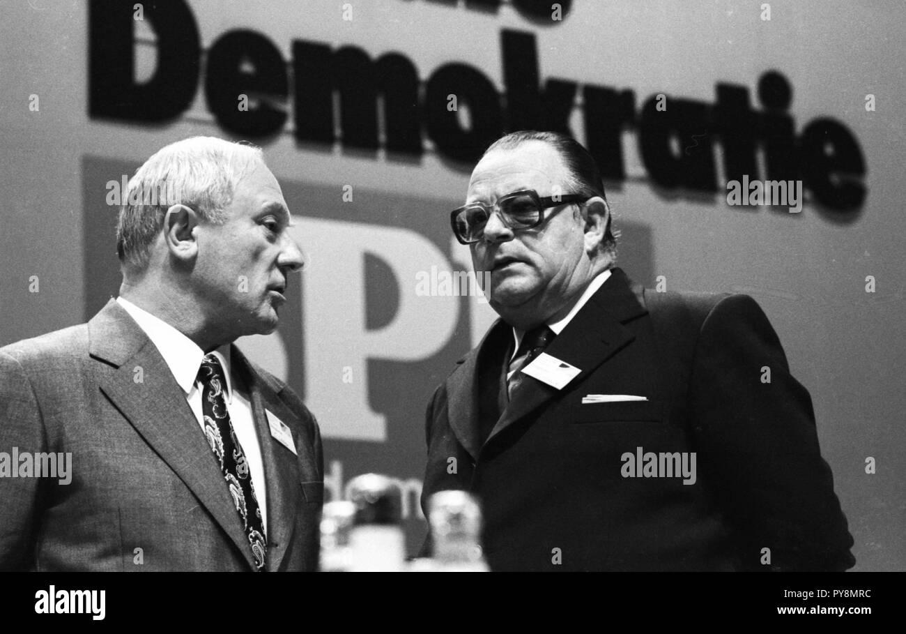Party conference of the Social Democratic Party of Germany (SPD) on 18 June 1976 in the Westfalenhalle in Dortmund. Hans-Juergen Wischnewski (r) und Georg Leber (l). | usage worldwide Stock Photo
