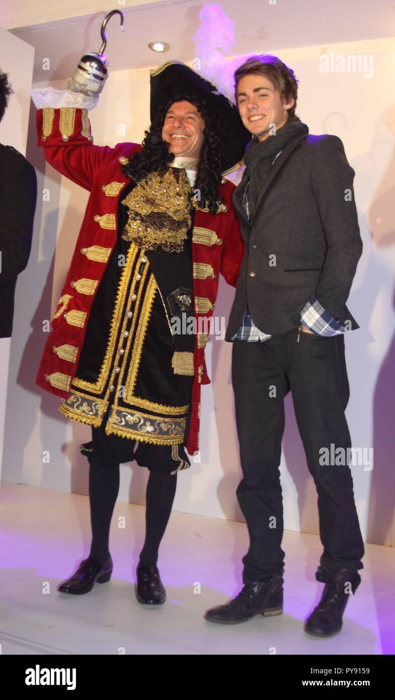 Manchester,Uk brian capron appears as Captain Hook at Trafford centre lights switch on credit Ian Fairbrother/Alamy Stock Photos Stock Photo