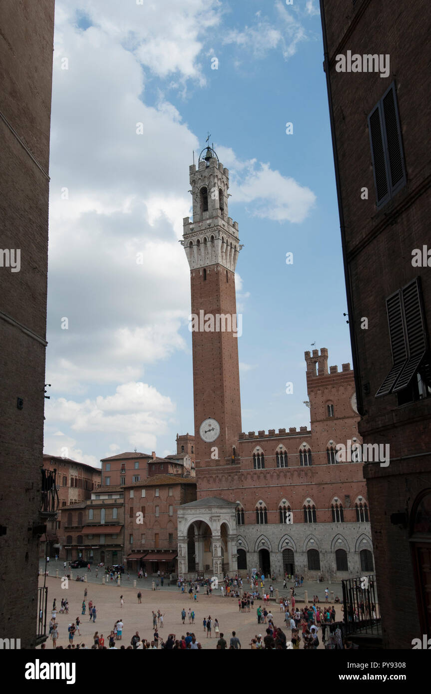 Vista di Piazza del campo con Torre del Mangia,Siena Stock Photo