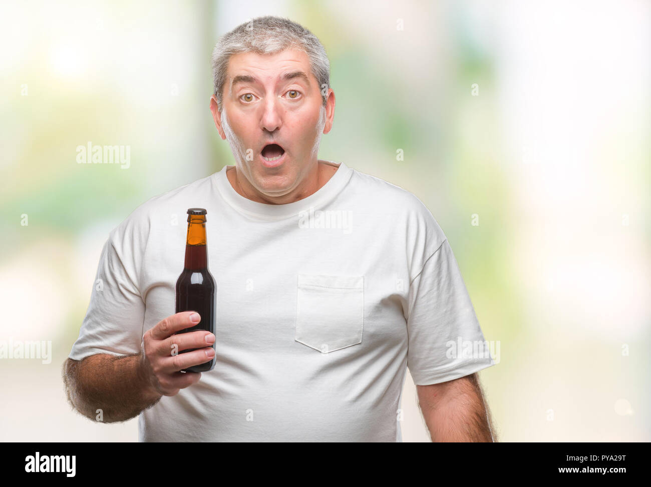 ik luister naar muziek Tijdens ~ Openlijk Handsome senior man drinking beer bottle over isolated background scared in  shock with a surprise face, afraid and excited with fear expression Stock  Photo - Alamy