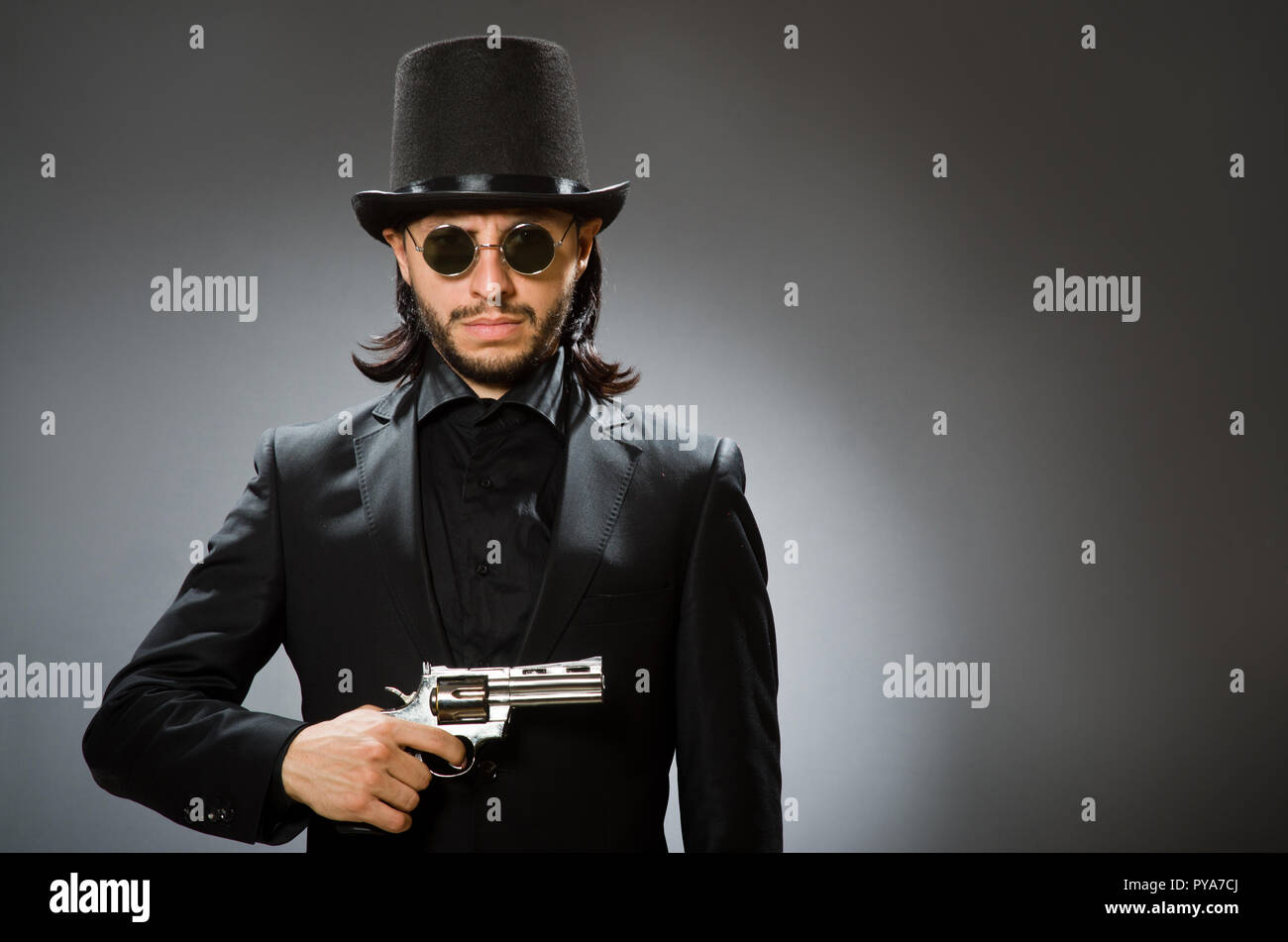 Vintage concept with man wearing black top hat Stock Photo - Alamy