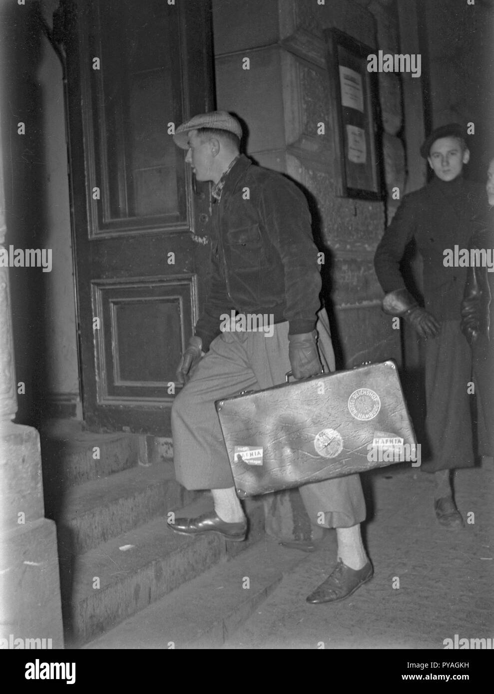 Man with suitcase in the 1930s. Swedish boxer Olle Tandberg 1918-1996, pictured on the stairs to his training gym. Tandberg fought in the 1936 Berlin Olympics and wa European heavyweight champion 1943. Picture taken 1939. Photo Kristoffersson ref L20 Stock Photo
