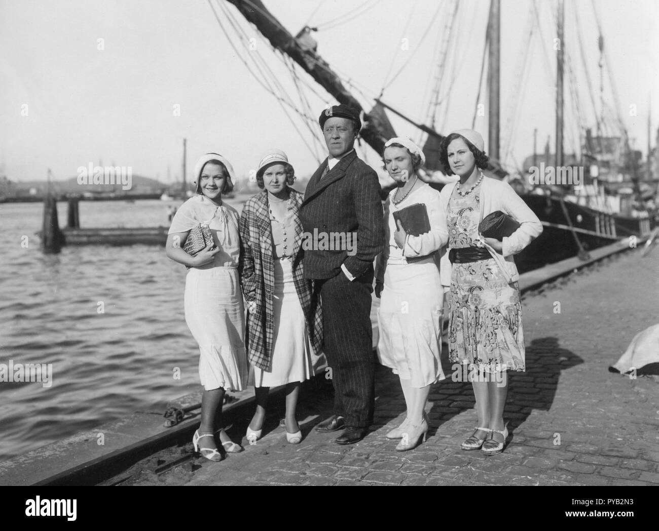 Filming in the 1930s. Swedish actor Fridolf Rhudin. 1895-1935. Pictured here together with four fashionably dressed ladies during the filming of Skepp Ohoj from 1931. Stock Photo