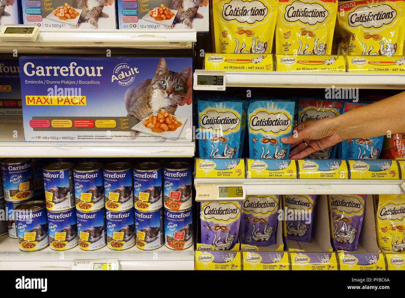 Cat food in supermarket hi res stock photography and images Alamy