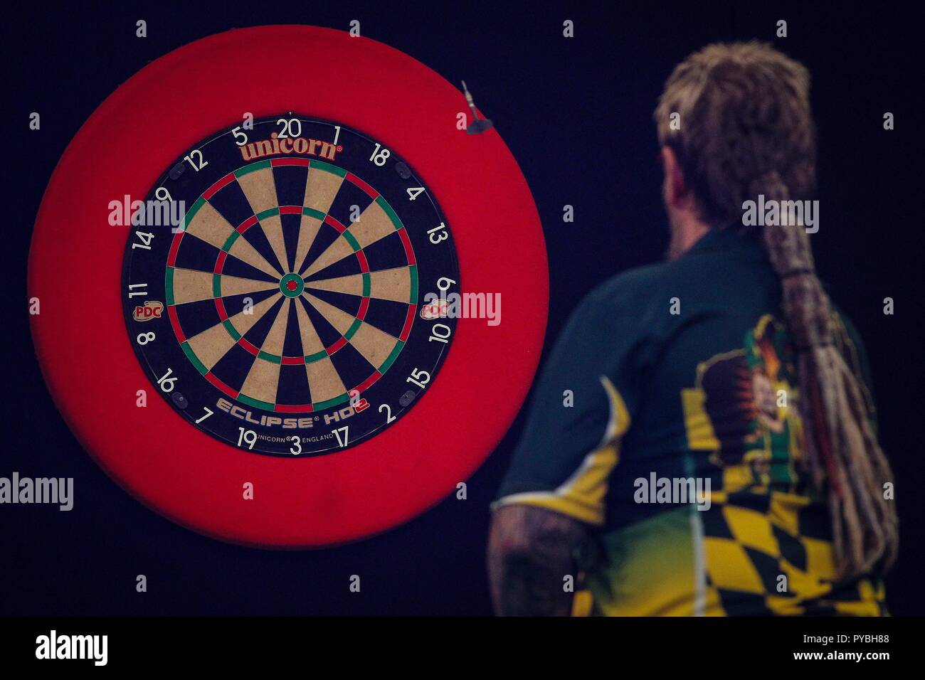 Dortmund, Deutschland. 25th Oct, 2018. firo: 25.10.2018, Dart, PDC, Unibet European  Darts Championship 2018, Dortmund Simon Whitlock (AUS), throwing dart, half  figure, | usage worldwide Credit: dpa/Alamy Live News Stock Photo - Alamy