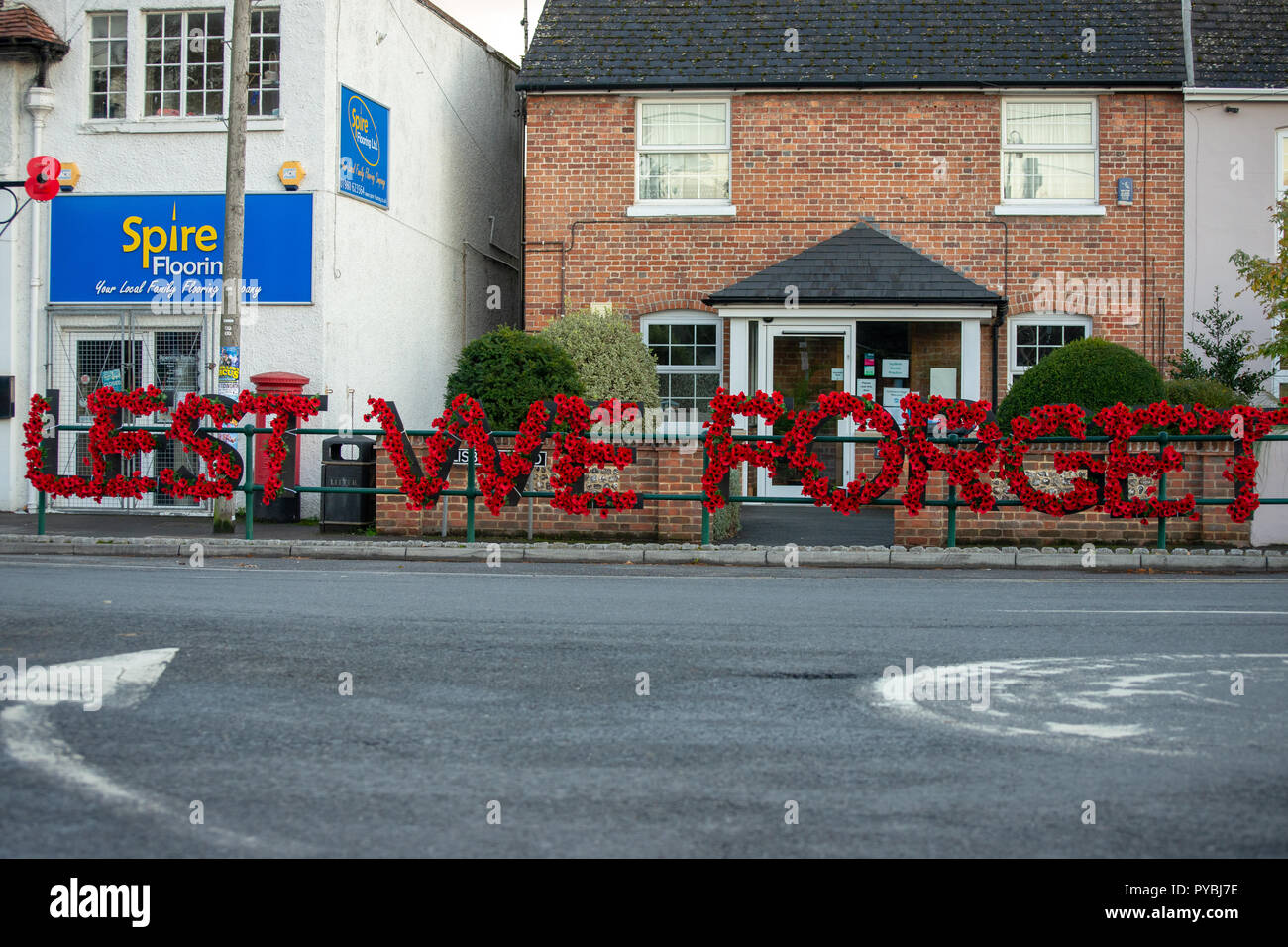 Amesbury, Wiltshire, UK. 26th Oct 2018. A floral poppy tribute by the local branch of British Legion has appeared on a roundabout in the centre of Amesbury, Wiltshire, the floral tribute spells out the words Lest We Forget. WW1 100 Years. Credit: Mark Clemas Photography/Alamy Live News Stock Photo