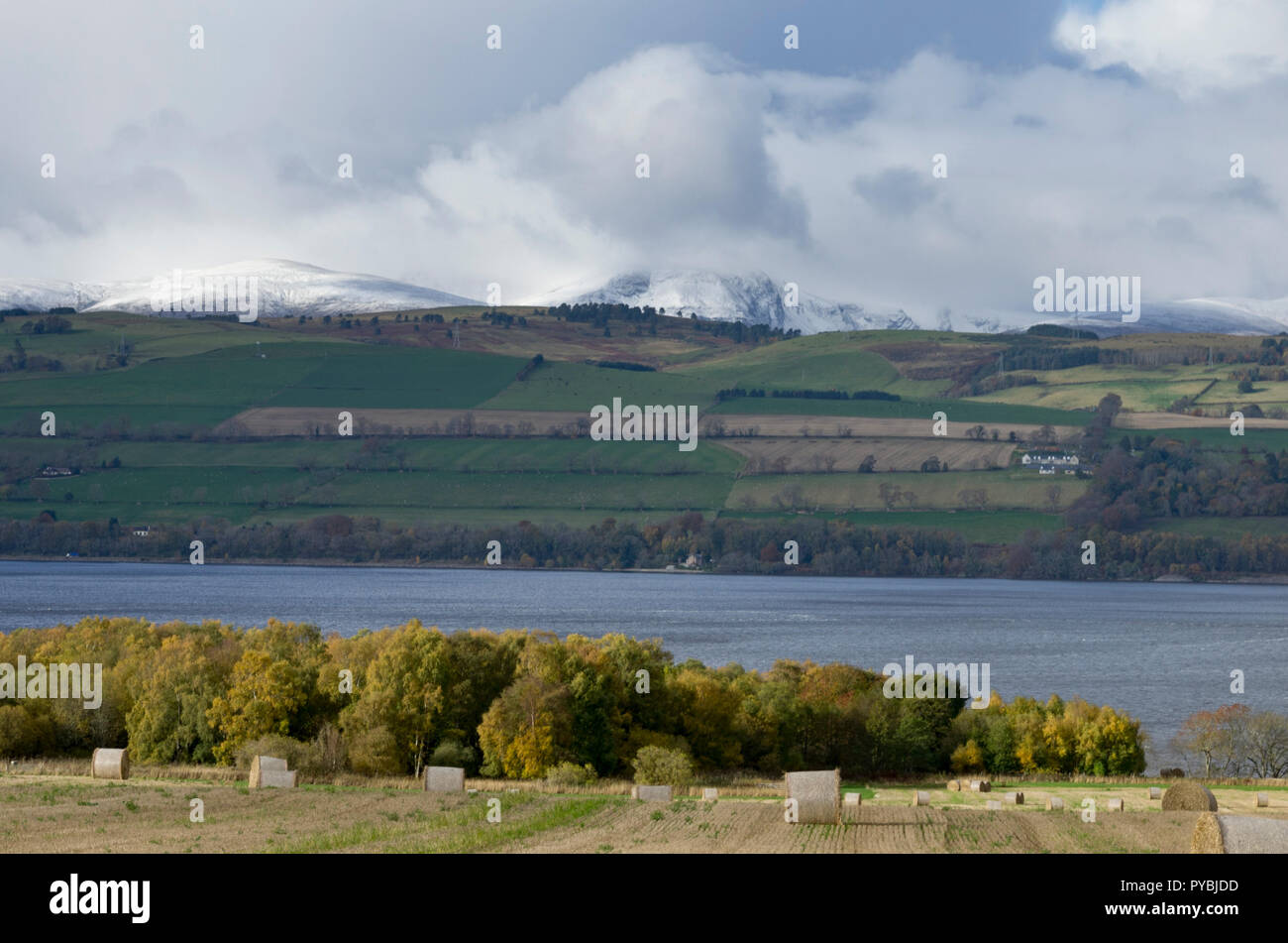 Cromarty Firth, Scotland. 26th Oct 2018. UK Weather: First snow from this weekend's  yellow 'severe' weather warning. And passing shower over Cromarty bridge with rainbow  Cromarty Firth, Scotland Credit: Chris Jones/Alamy Live News Stock Photo
