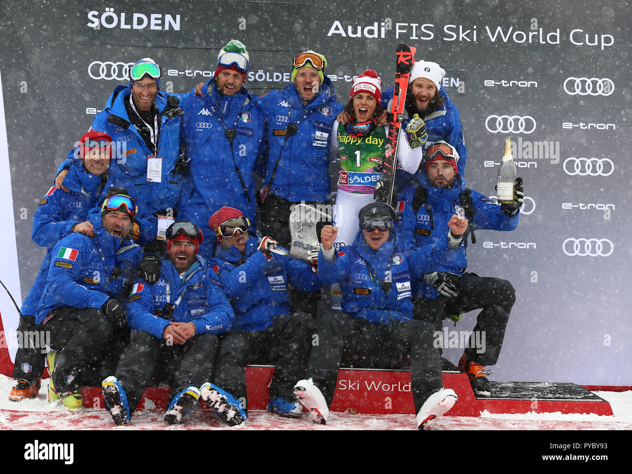 Solden, Austria. 27th Oct, 2018. FIS Alpine Ski, Ladies Giant Slalom; Italian Ski Team with Federica Brignone (ITA) Credit: Action Plus Sports/Alamy Live News Stock Photo