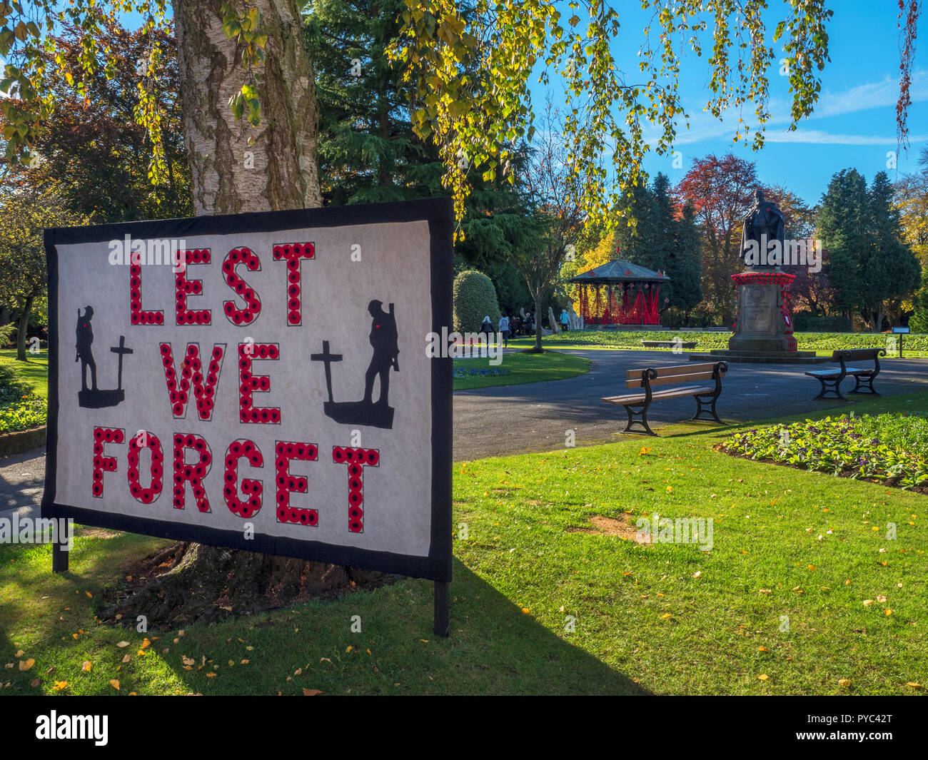 Lest We Forget sign and poppy display in Spa Gardens marking 100 years since the end of the First World War Ripon Yorkshire England Stock Photo