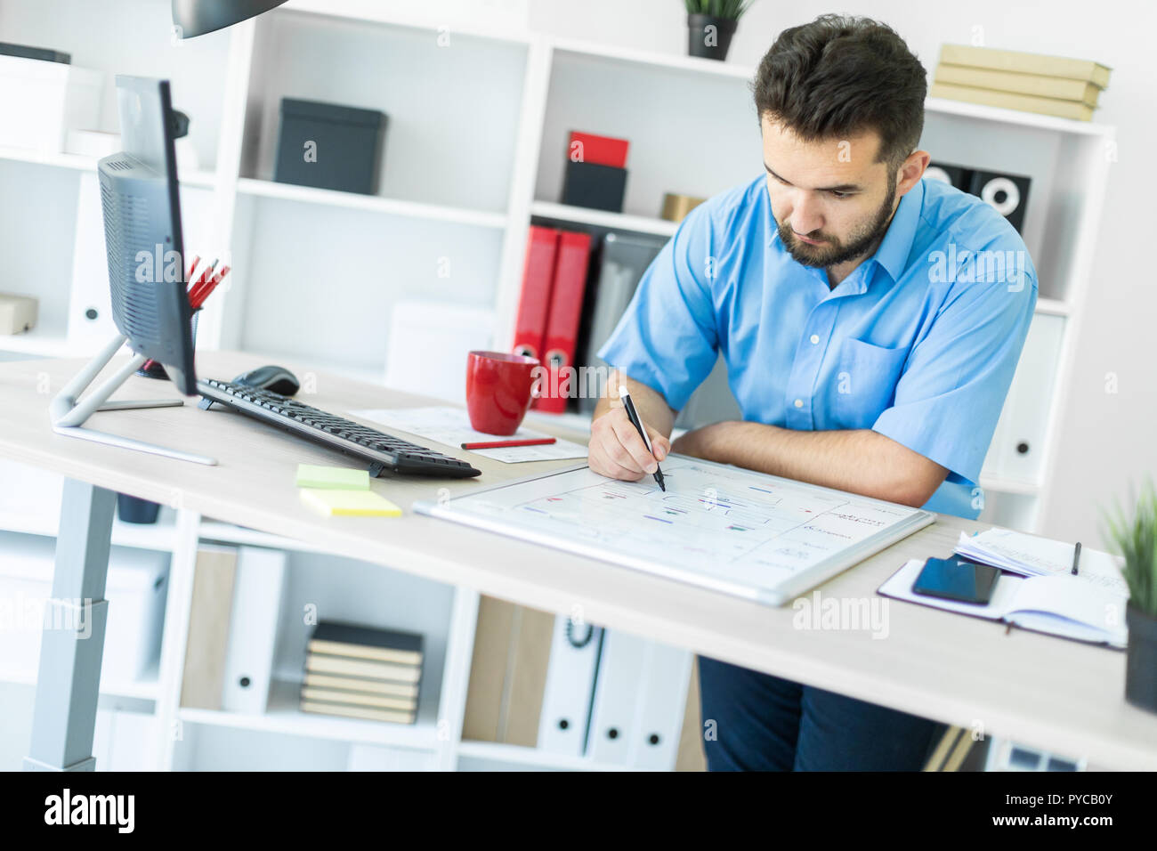 офисный работник. колл центр. помощник руководителя. офис менеджер. робот с искусственным интеллектом.