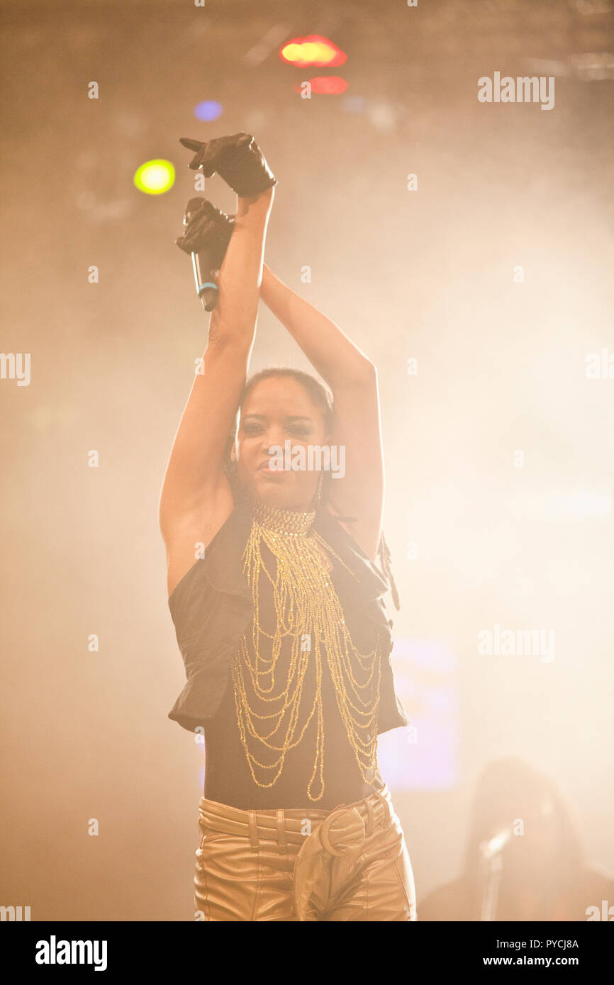 Female singer hi-res stock photography and images - Alamy