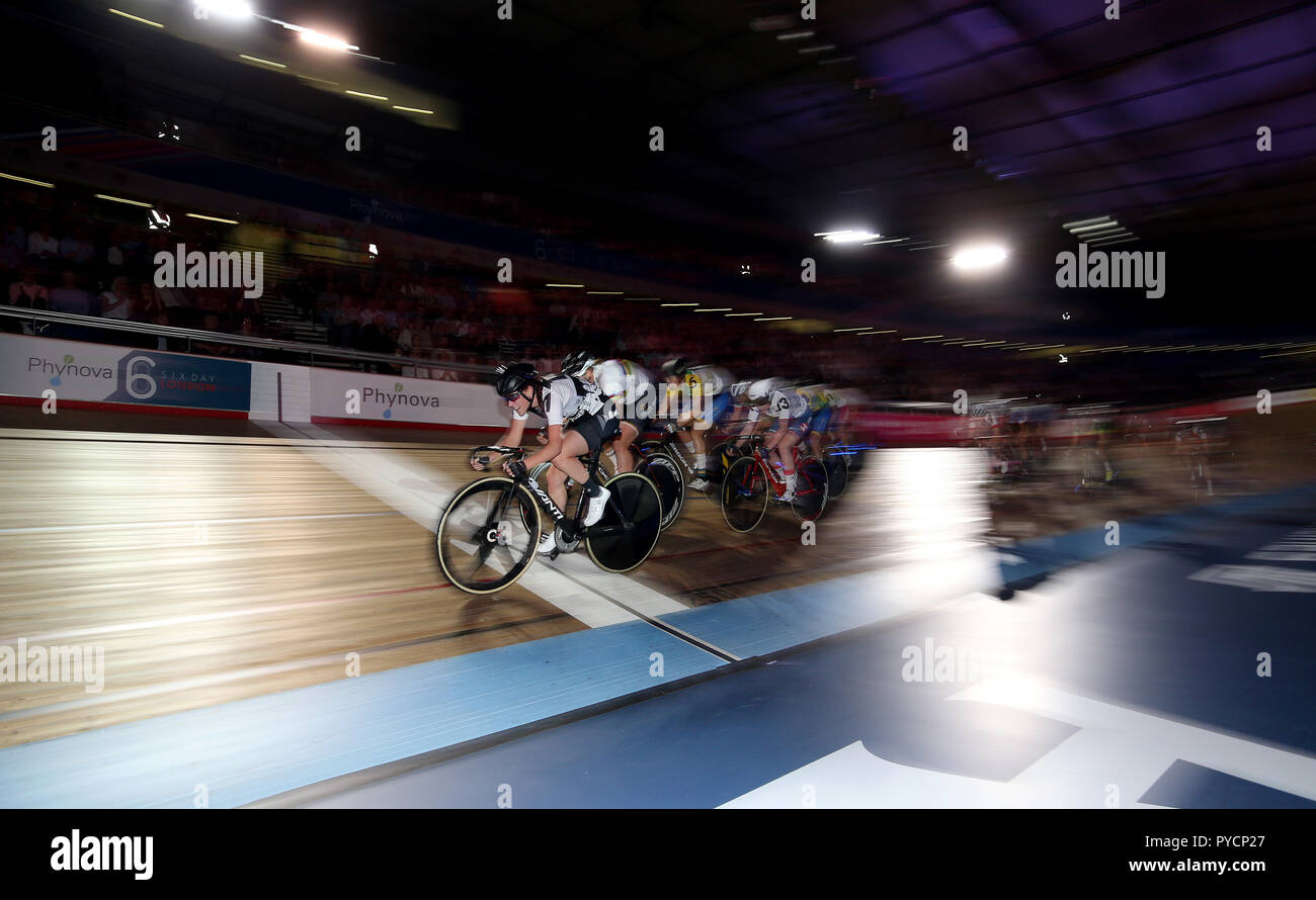 General view of riders during the 20Km Points Race UCI Omnium during day four of the Six Day Series at Lee Valley Velopark, London. PRESS ASSOCIATION Photo. Picture date: Friday October 26, 2018. Photo credit should read: Steven Paston/PA Wire. RESTRICTIONS: Editorial use only, no commercial use without prior permission Stock Photo