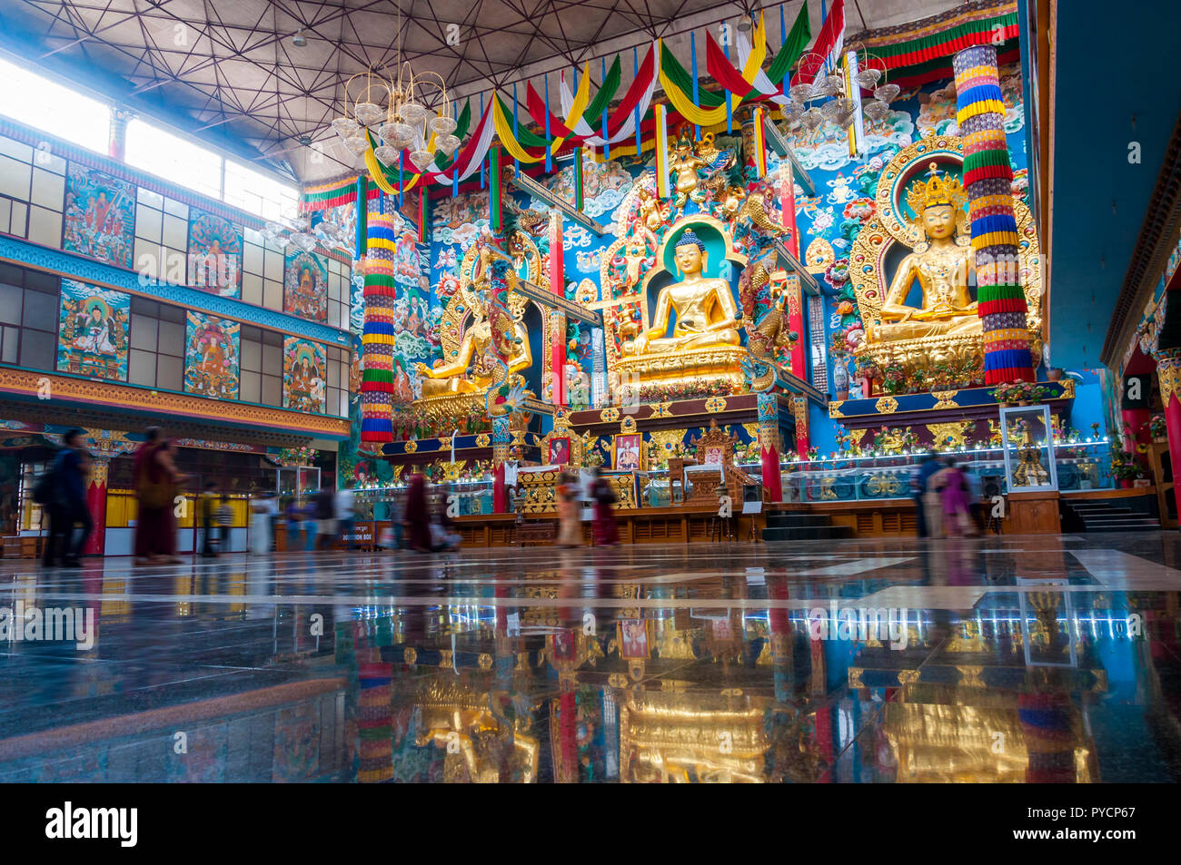 People sitting inside golden temple hi-res stock photography and images ...