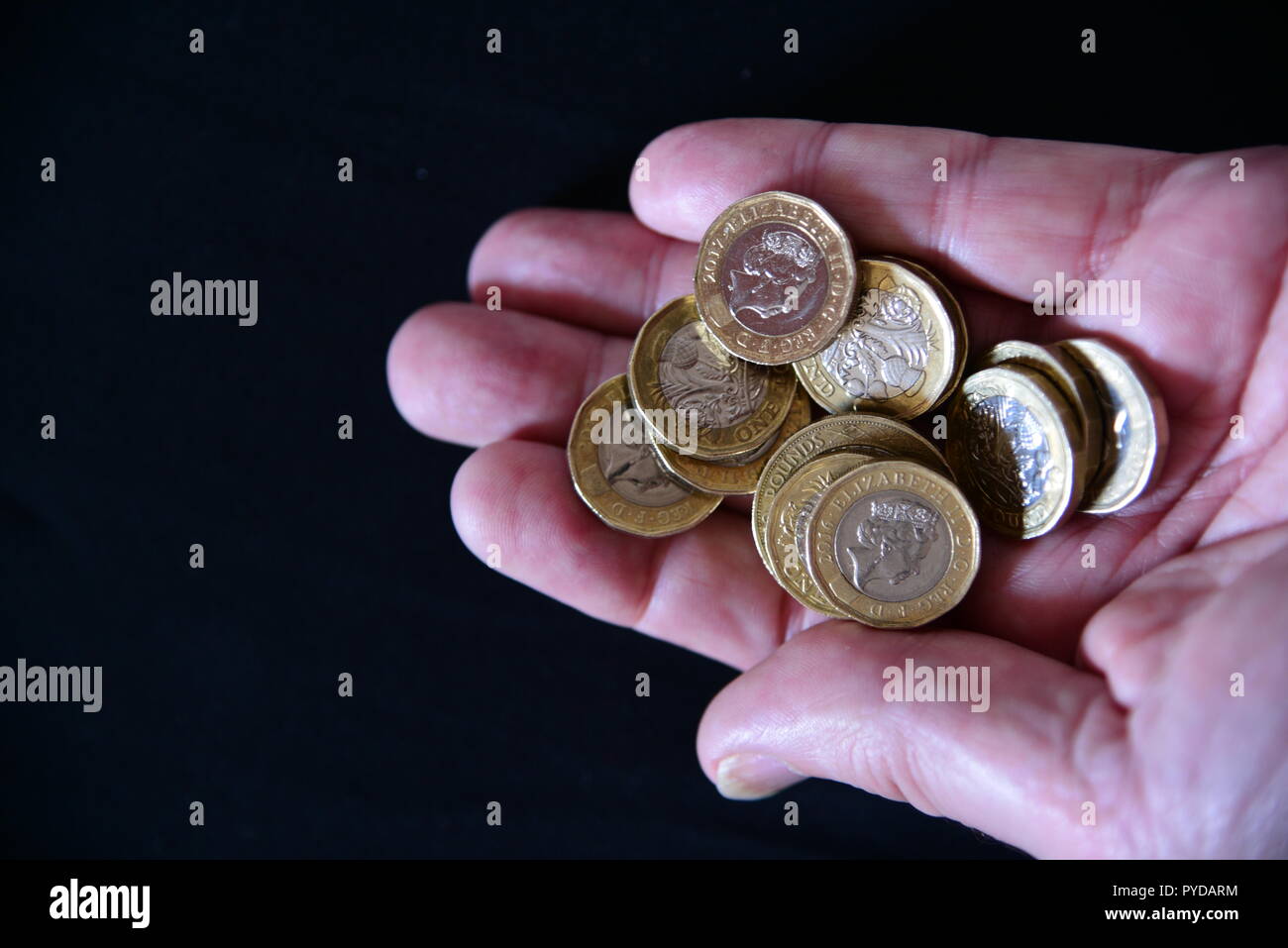 Cash in hand Stock Photo - Alamy