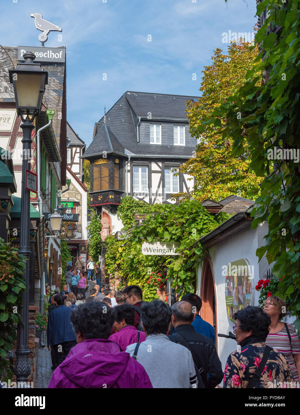 Tourists in Drosselgasse, Rüdesheim, Rhine Stock Photo