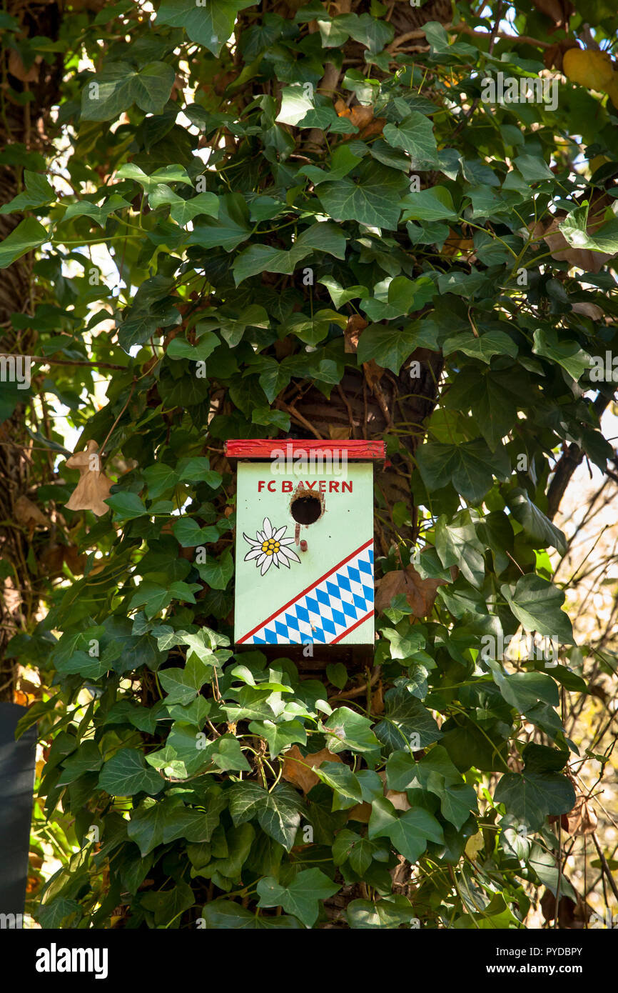 birdhouse of a fan of the fooball club FC Bayern Muenchen  in Herdecke, Germany.  Vogelhaeuschen eines FC Bayern Muenchen Fans in Herdecke, Deutschlan Stock Photo