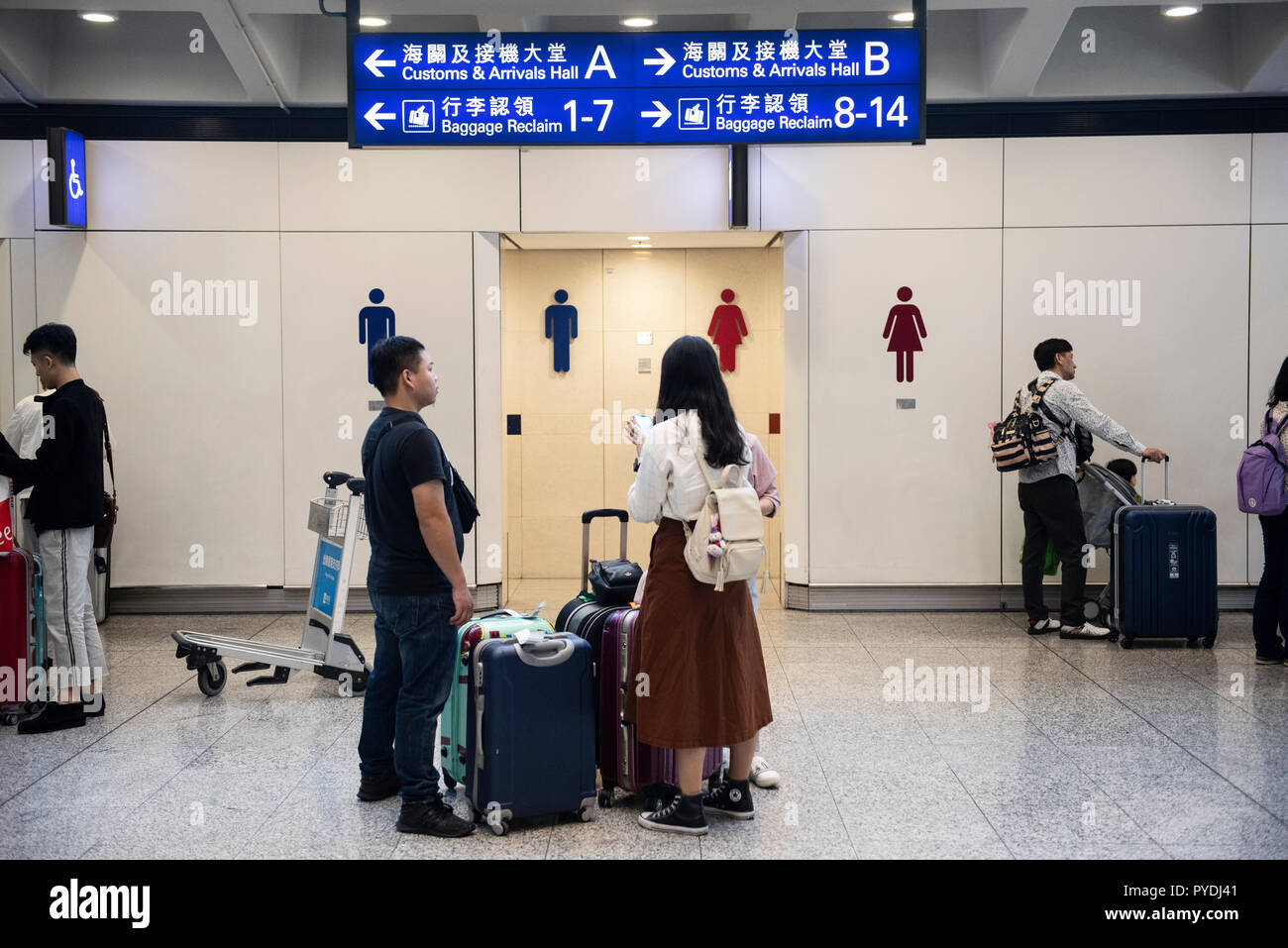 Waiting room passengers in airport hi-res stock photography and images ...