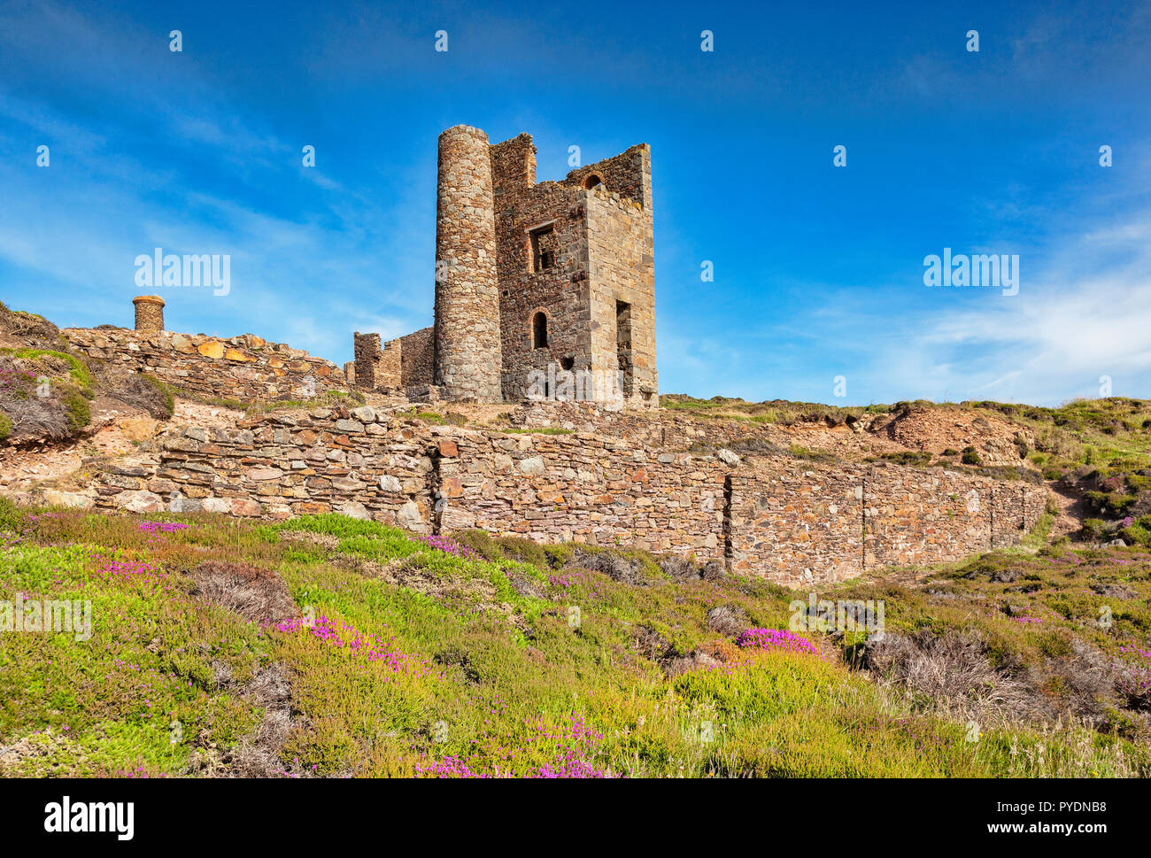 Old Whim Crushing Mill, part of the Wheal Coates mine near St Agnes Head, Cornwall, England, UK, one of the sights of the South West Coast Path. Stock Photo