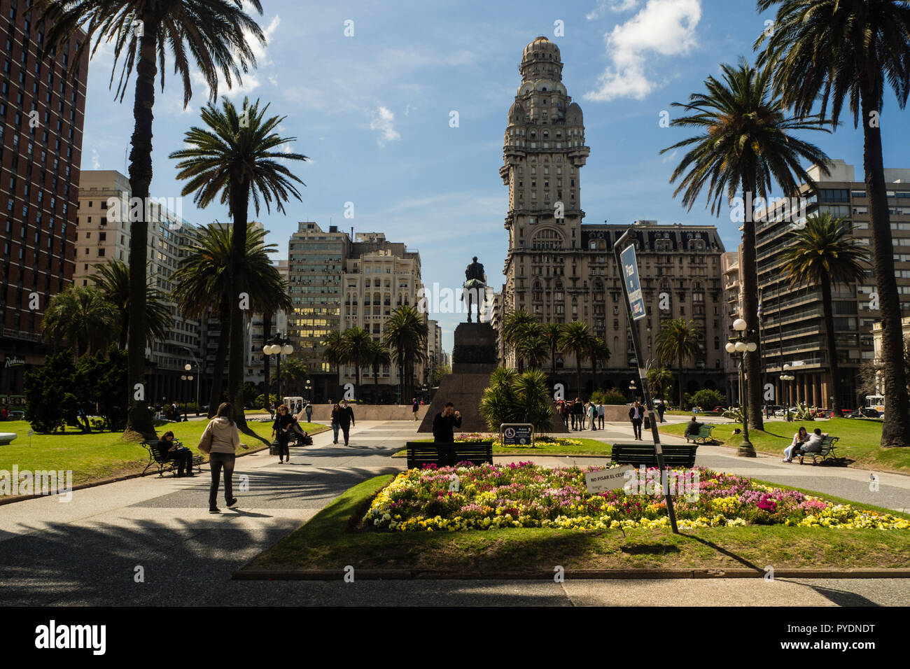 Main square in Montevideo, Plaza de la independencia, Salvo palace Stock Photo