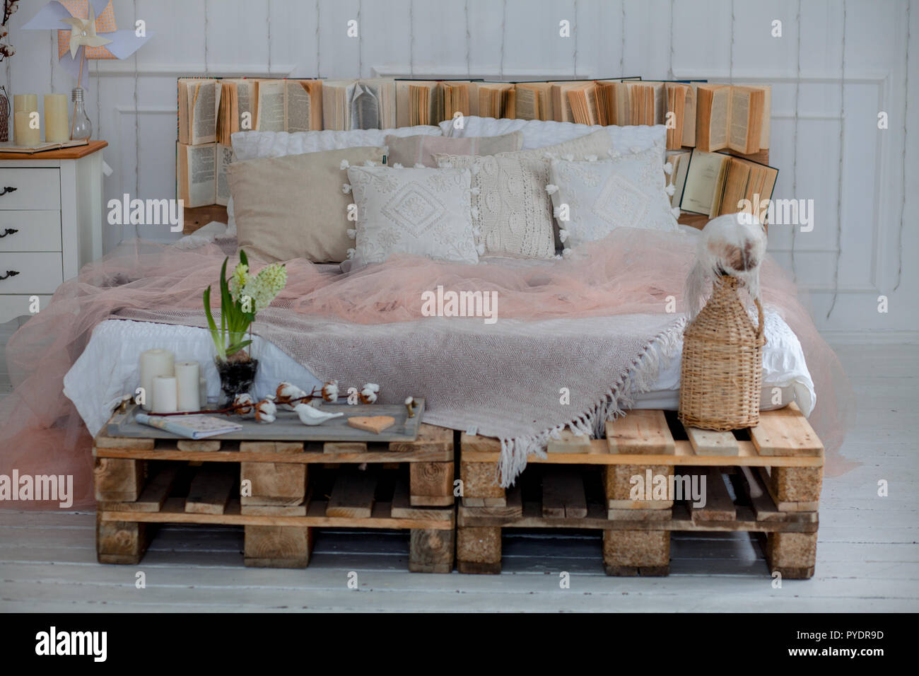 Big bed grey decorative pillows hi-res stock photography and images - Alamy