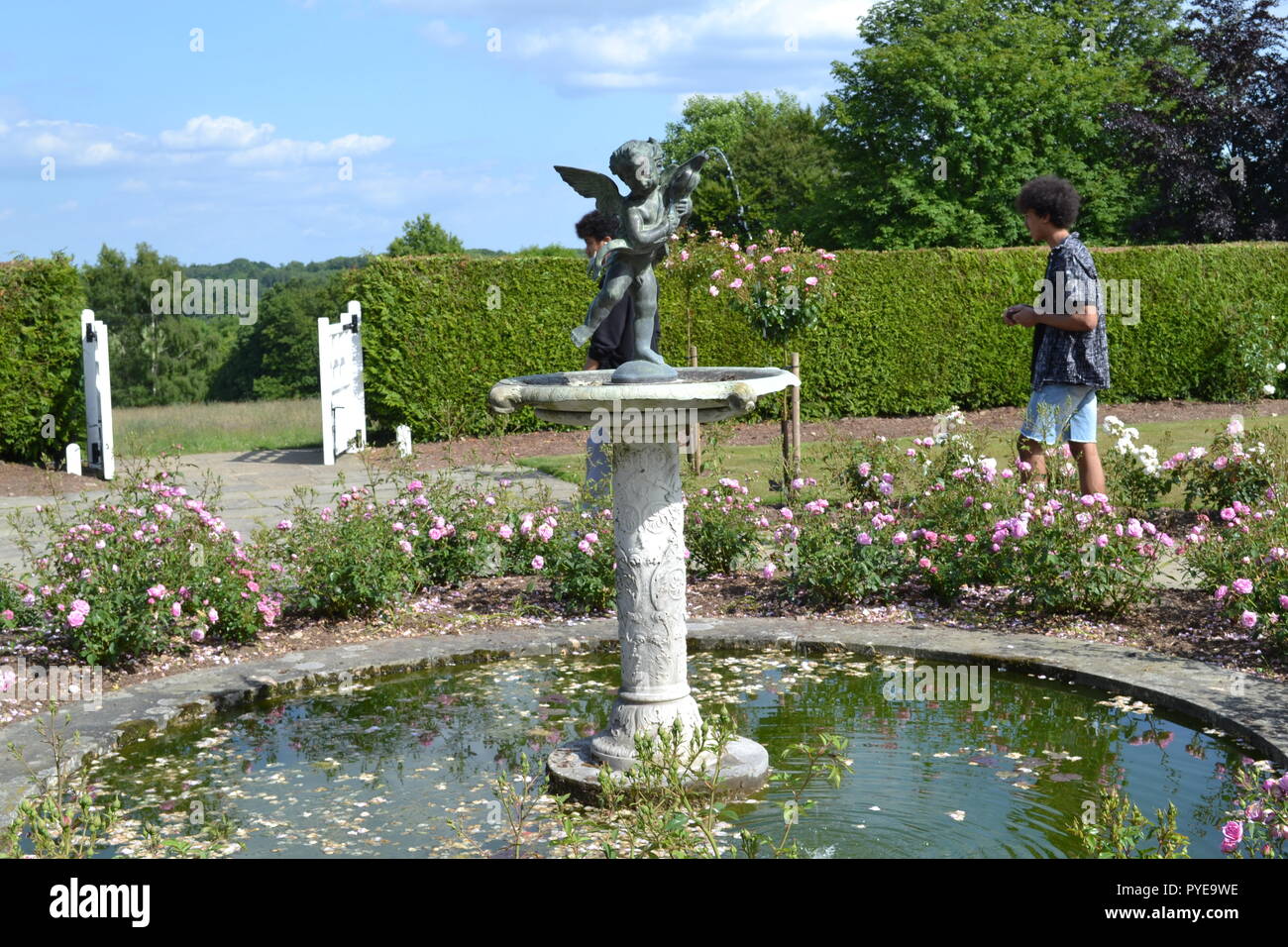 Circular pond with fountain hires stock photography and images Alamy